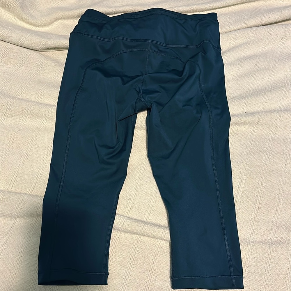 Athleta Accelerate Crop Tight. Size M. EUC